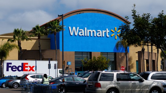 Trump diz ao Walmart para 'engolir as tarifas' em vez de aumentar preços