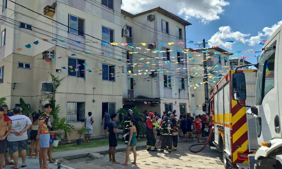 Incêndio atinge prédio residencial em Manaus — Foto: Ronaldo Lima/Rede Amazônica