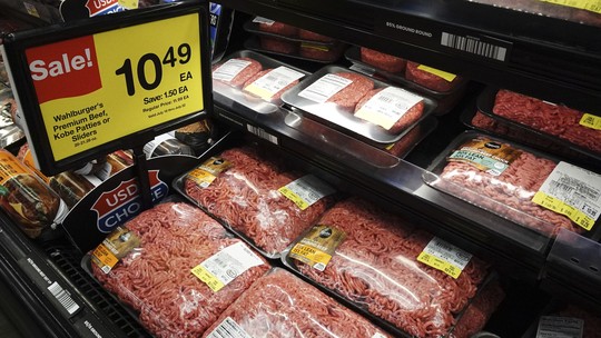 Não é só tarifaço: mosca mortal também pode aumentar preço da carne bovina nos EUA - Preço do alimento está atingindo recordes no país por causa de uma diminuição do rebanho. Governo americano teme que mosca-da-bicheira, que está no México, chegue aos EUA.