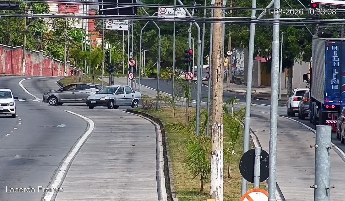 Conversão proibida rende 280 autuações em cruzamento da Av. das Amoreiras; veja vídeo