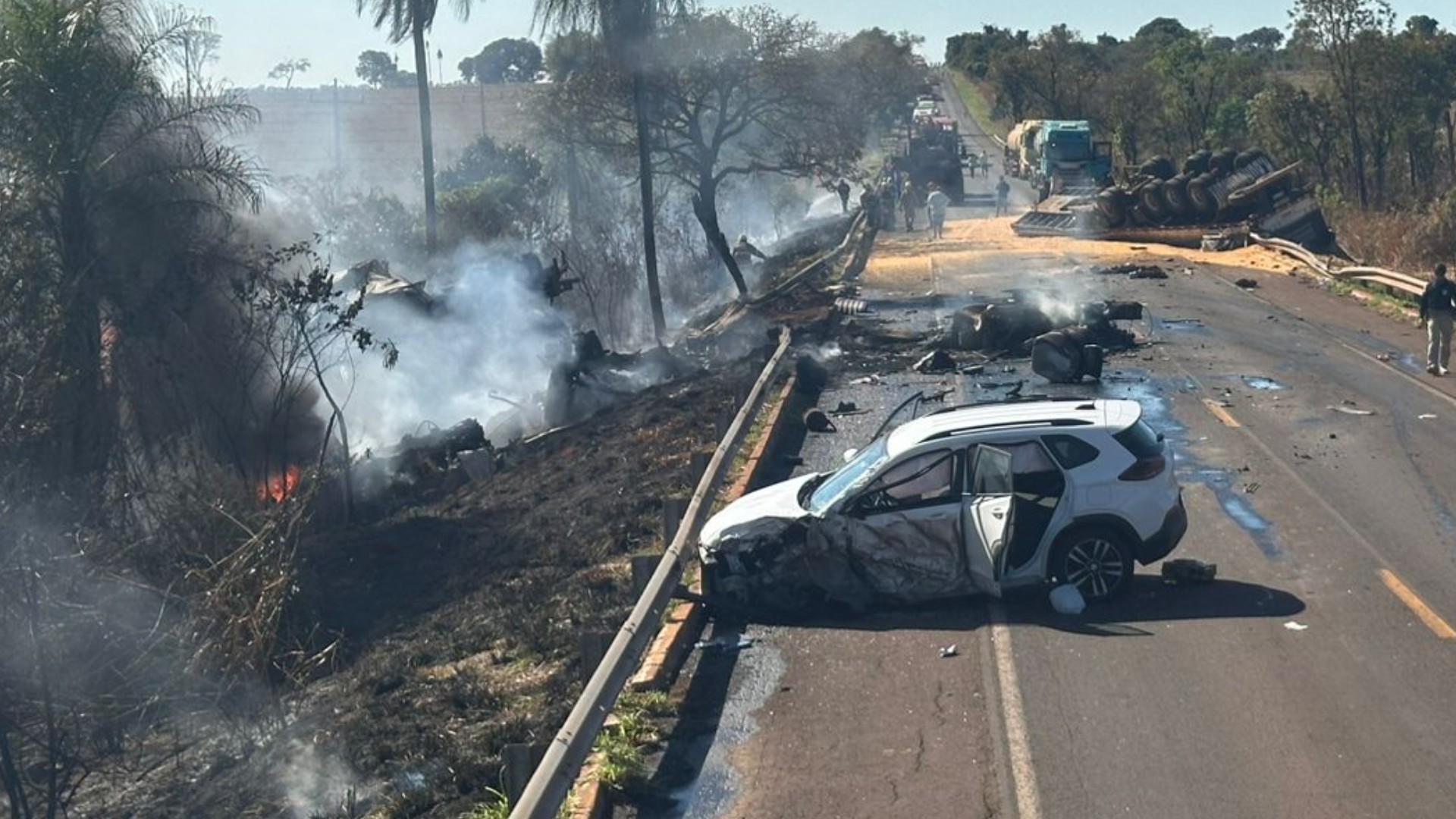 VÍDEO: Acidente entre carretas e carro na BR-267 provoca incêndio e deixa mortos em MS