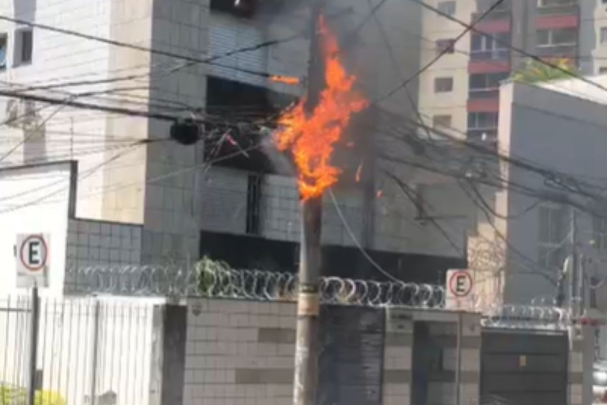 Incêndio atinge fiação elétrica e deixa 87 clientes sem energia no bairro Carmo, em BH