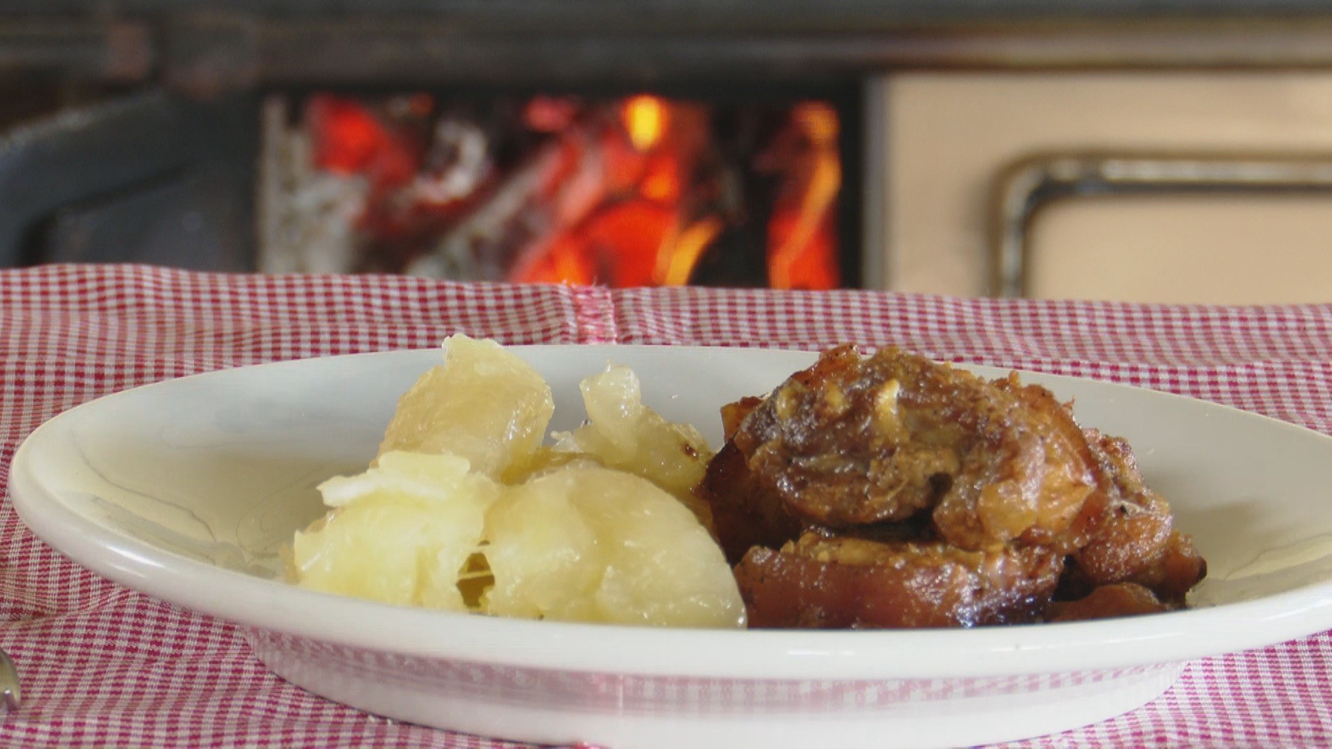 Aprenda a preparar mandioca agridoce com carne de porco