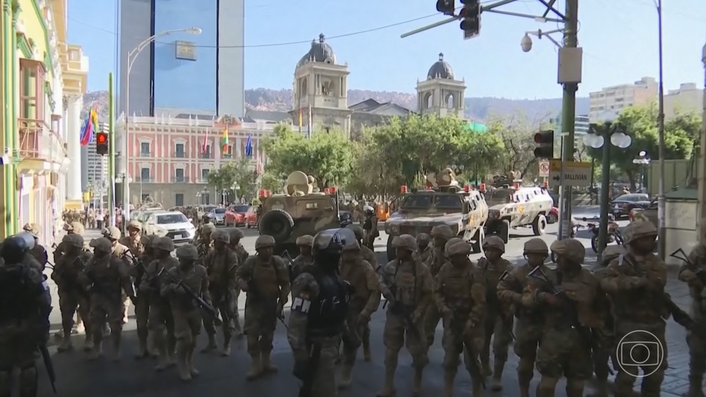 Exército cerca e invade o Palácio Presidencial em La Paz, na Bolívia — Foto: Jornal Nacional/ Reprodução
