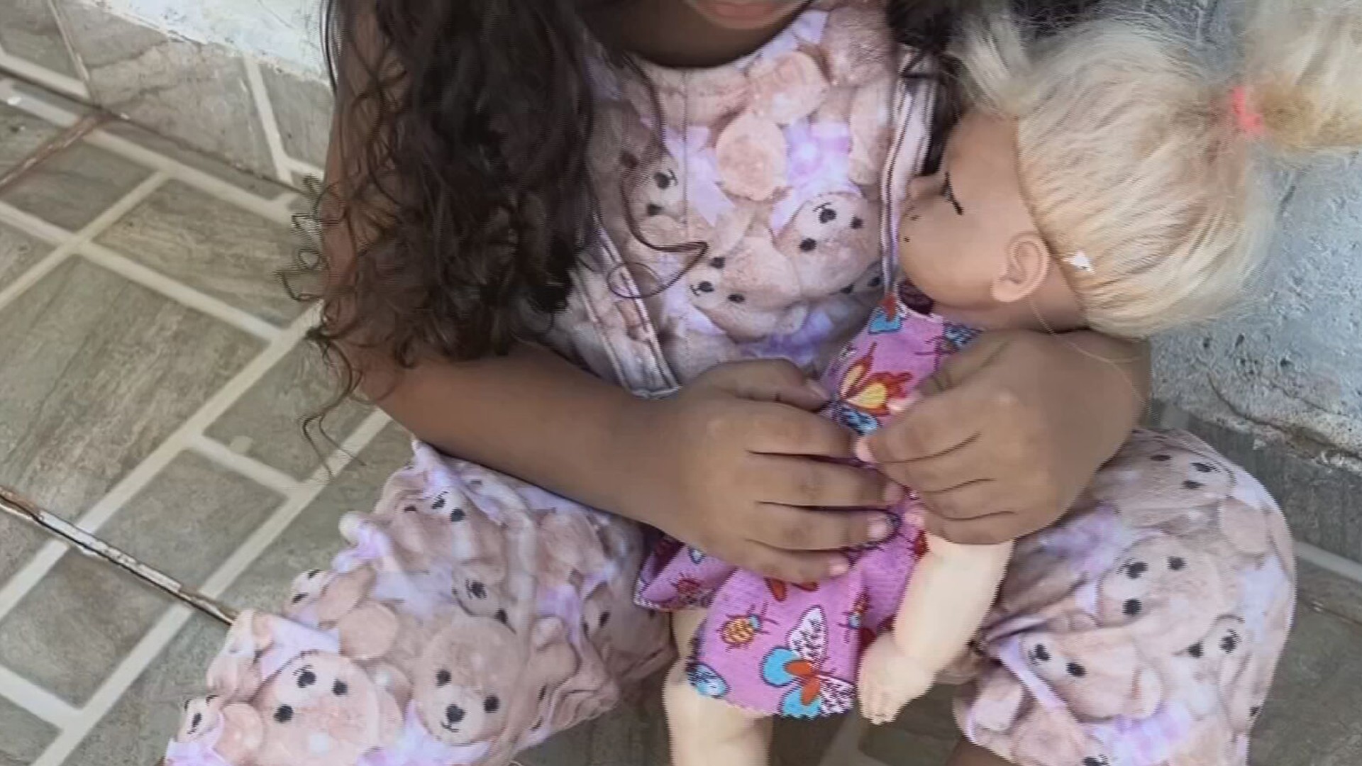 Criança de 4 anos é esquecida em escola após fim das aulas em Birigui; mãe pensou em rapto