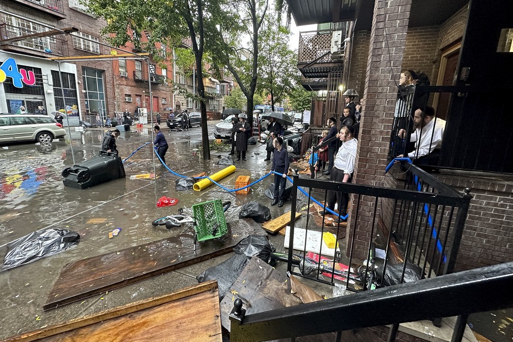 Moradores do Brooklin, em Nova York, ilhados durante temporal fora de época nesta sexta-feira (29). — Foto: Jake Offenhartz/AP