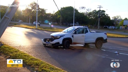 Motorista dorme ao volante e causa acidente em avenida de Palmas