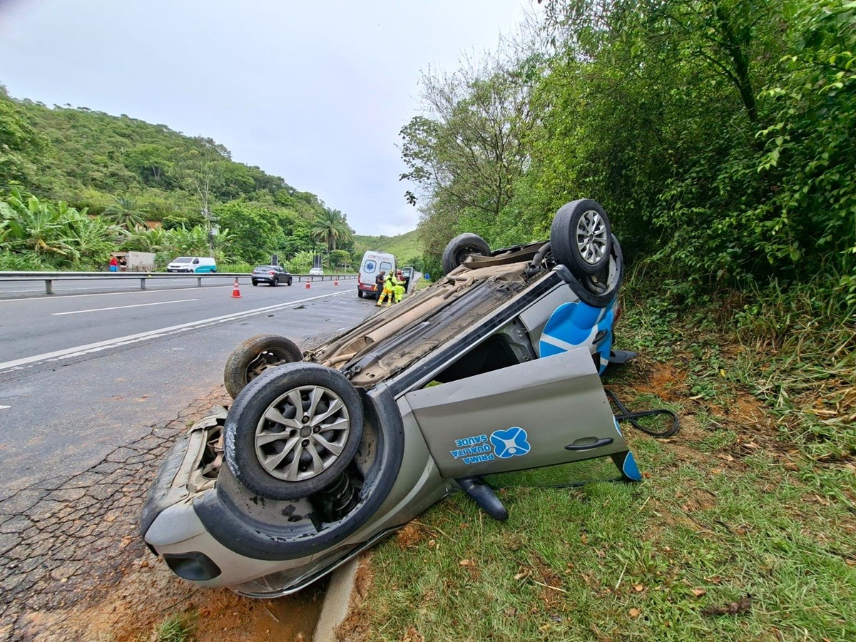 Veículo do transporte de pacientes de Arraial do Cabo capota a caminho do Rio
