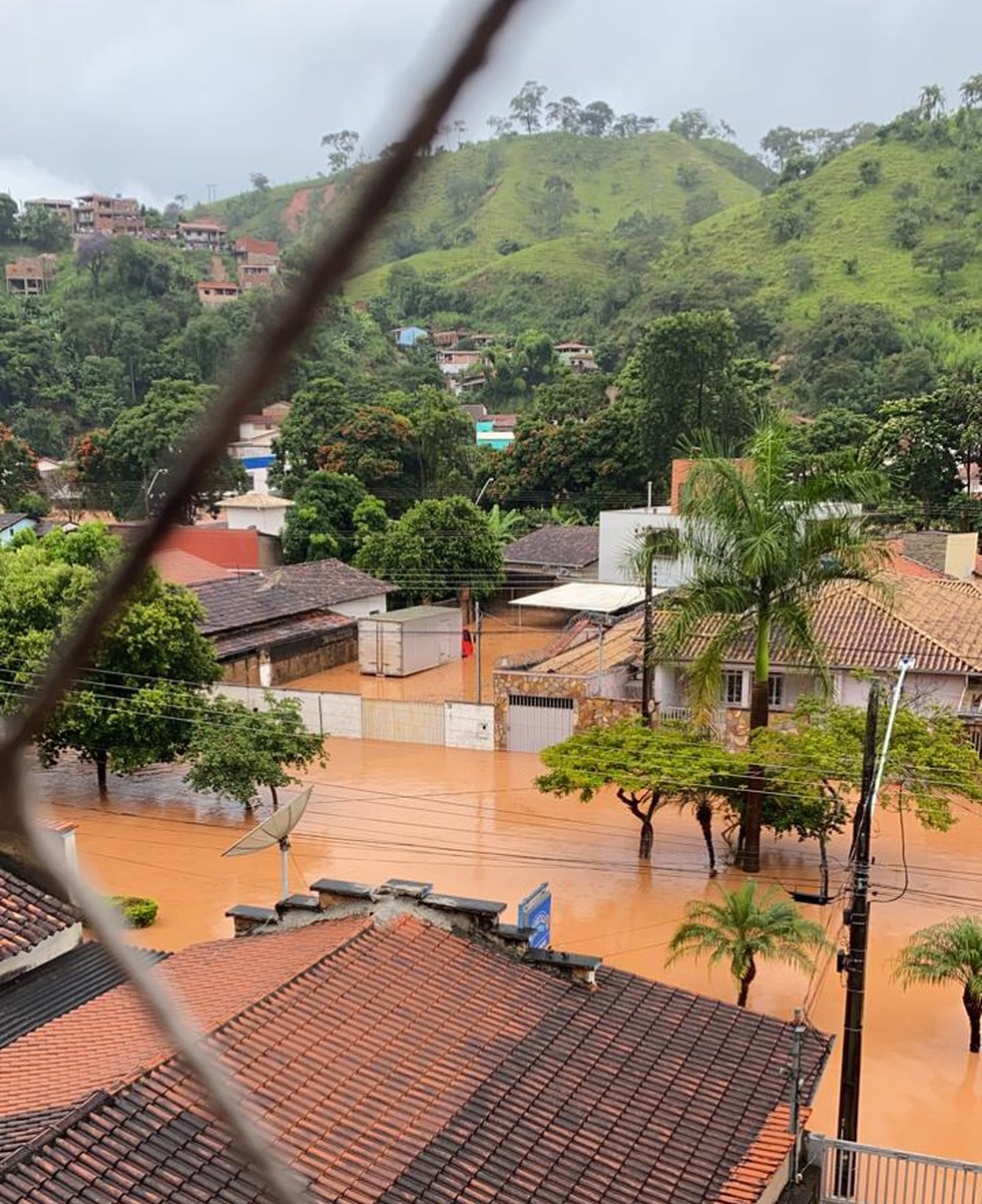 Vídeo mostra resgate de vítima de soterramento em Santa Maria de Itabira