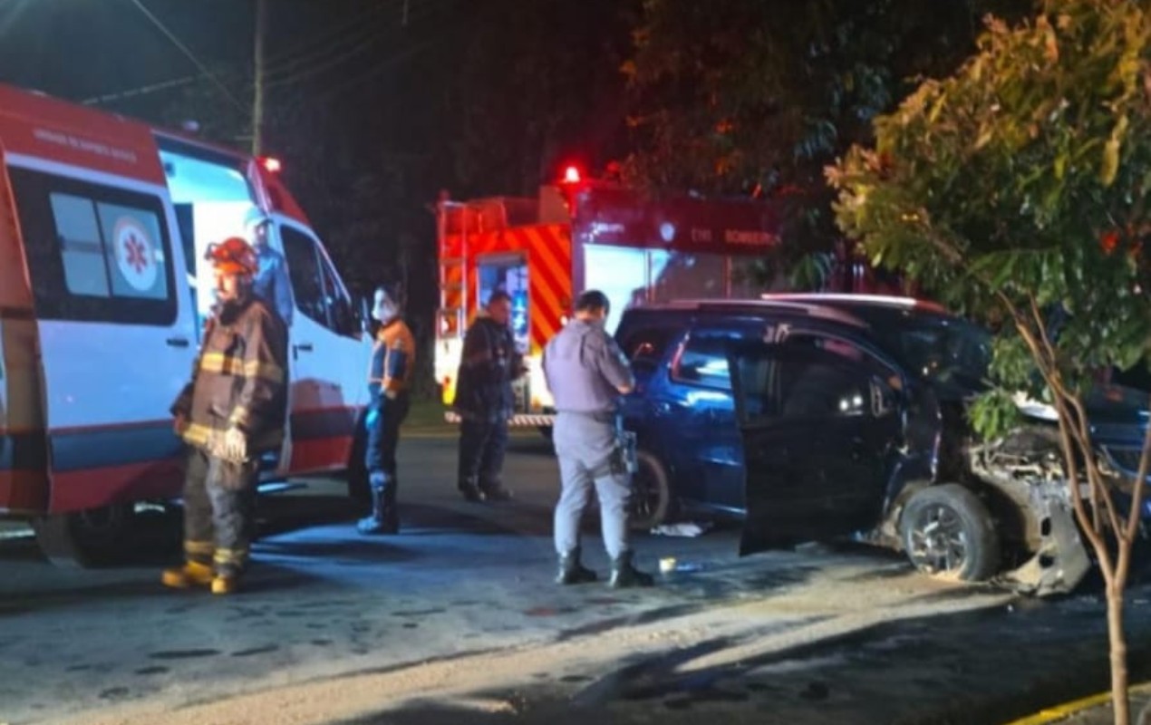 Motorista atropela e mata pedestre, foge e bate carro em poste em Bauru