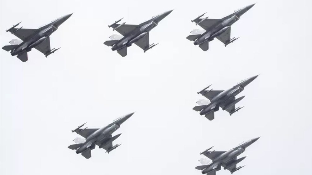 Caças F-16 são eficientes em conjunto e exigem grande treinamento de pilotos — Foto: Getty Images/via BBC
