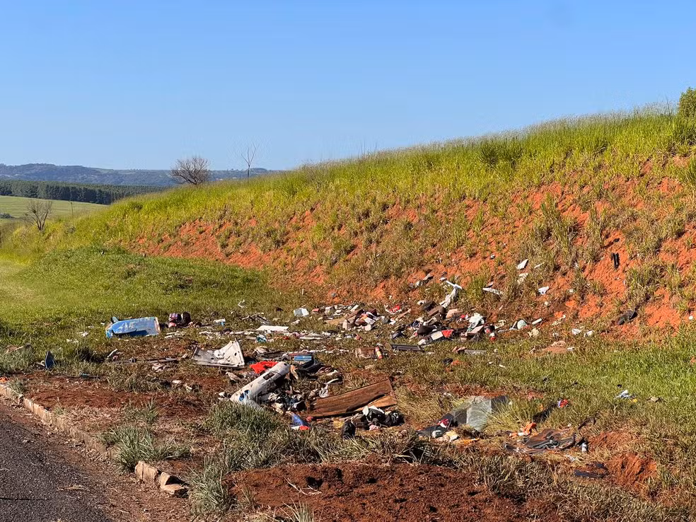 Pertences das vítimas ficaram espalhados no acostamento após o acidente na região de Marília — Foto: Filipe Zampoli/ TV TEM