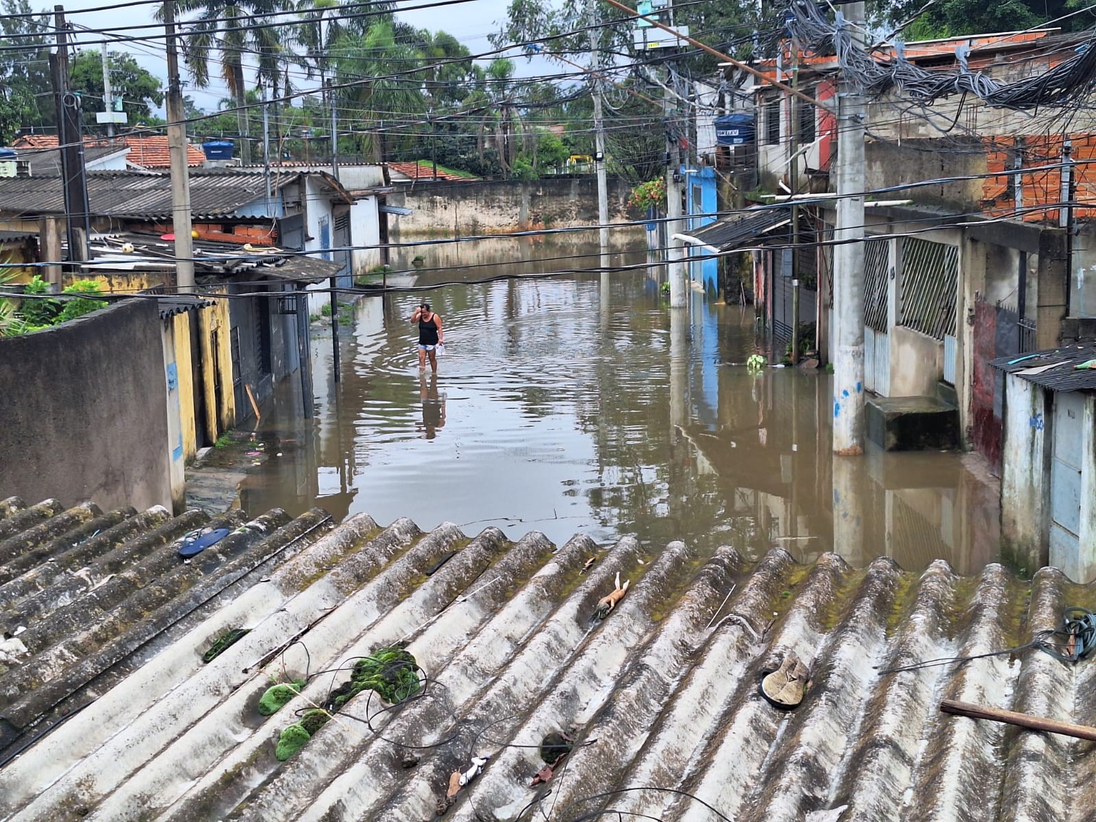 Temporal deixa ruas alagadas, causa deslizamento e moradores têm casas invadidas por água no Alto Tietê