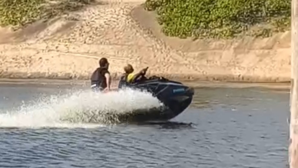 Criança é flagrada pilotando jetski em lagoa no Ceará — Foto: Reprodução
