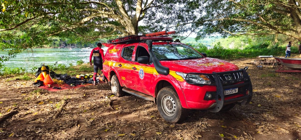Corpo de Bombeiros durante resgate de família afogada em Uberlândia — Foto: Corpo de Bombeiros/Divulgação