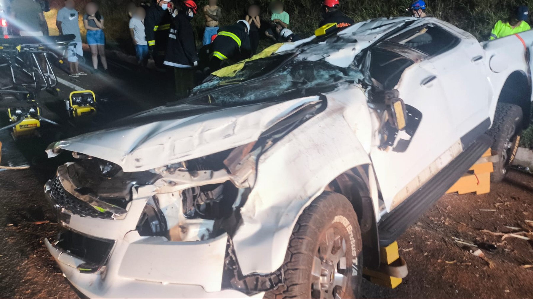 Adolescentes capotam caminhonete e são atingidos por caminhão na BR-376, no PR; um morreu e outro ficou ferido