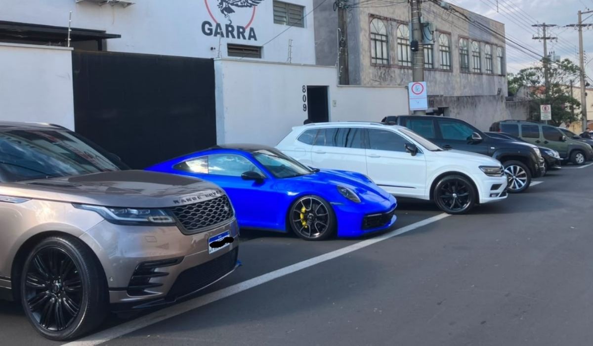 Polícia prende dois e apreende 30 carros de luxo em operação contra estelionato no interior de SP