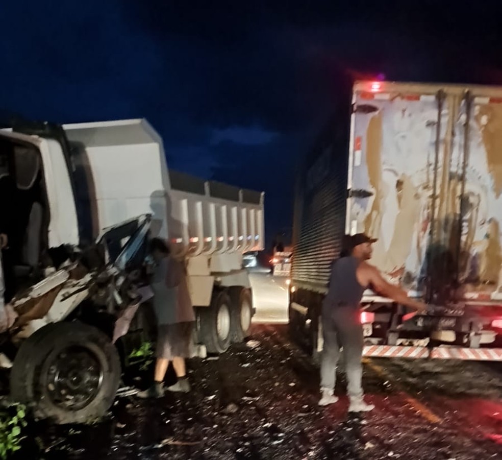 Van colide com caminhão após desviar de veículo quebrado na RN-086 — Foto: Reprodução