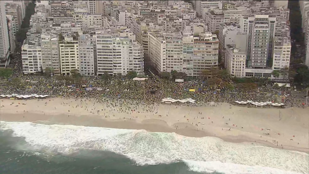 Imagem aérea mostra a manifestação na orla de Copacabana — Foto: Reprodução/GloboNews