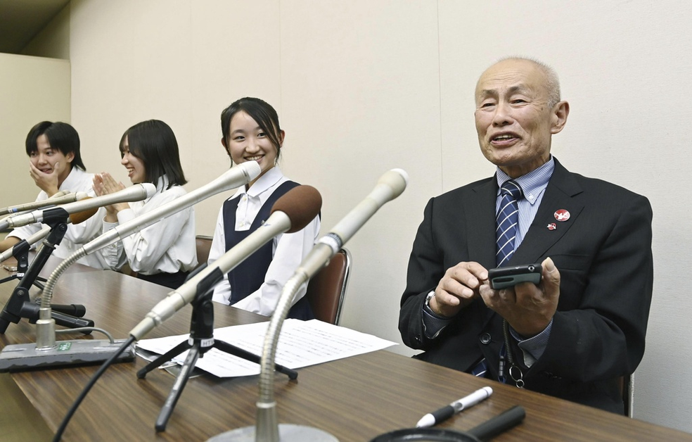 O diretor da organização Nihon Hidankyo, vencedora do Nobel da Paz, após o anúncio, em 11 de outubro de 2025. — Foto: Moe Sasaki/Kyodo News via AP