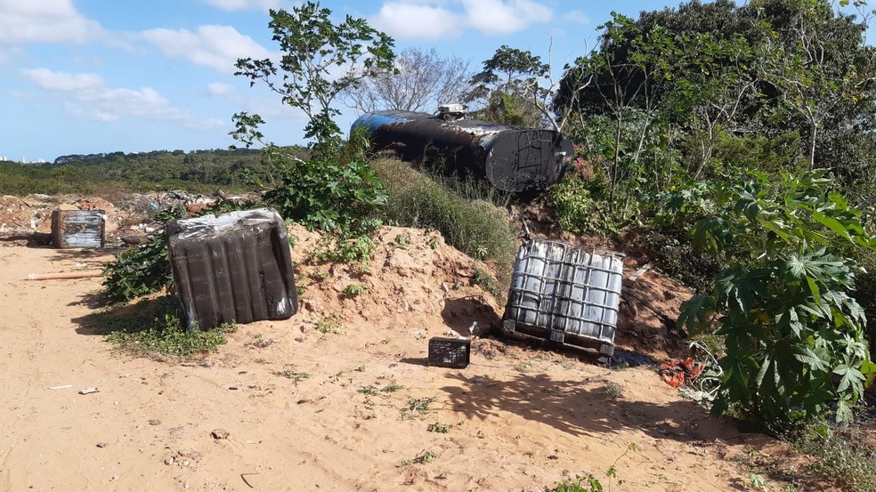 Vazamento de óleo em área próxima ao rio Pitimbu, em Natal — Foto: Sérgio Henrique Santos / Inter TV Cabugi