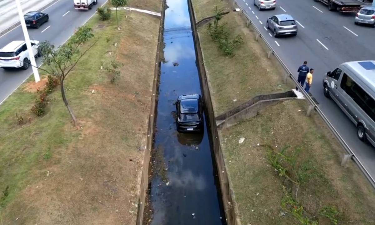 Porsche avaliado em R$ 800 mil cai em córrego após motorista perder controle da direção em Salvador 