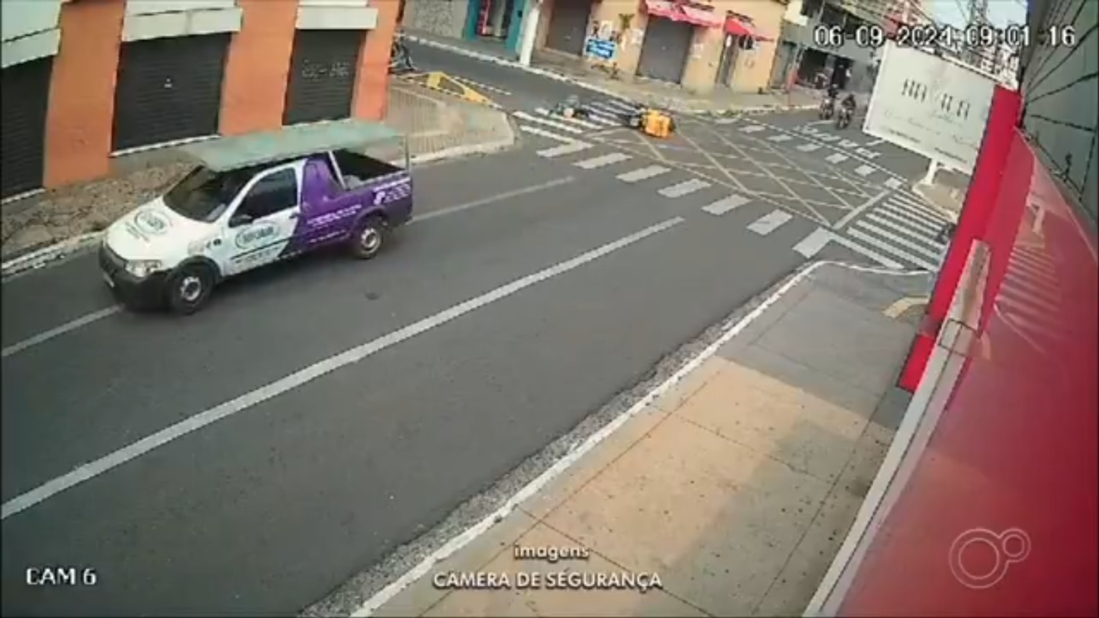 Acidente entre moto e carro deixa carteiro ferido em cruzamento de Marília; vídeo