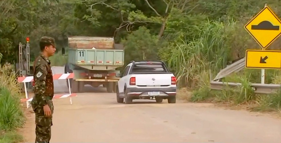 Ponte montada pelo Exército tem capacidade para aguentar até 100 toneladas na BR-265, no Sul de Minas — Foto: Reprodução / EPTV