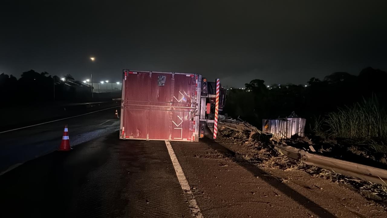 Carreta tomba e deixa ferido na Via Dutra, em Itatiaia