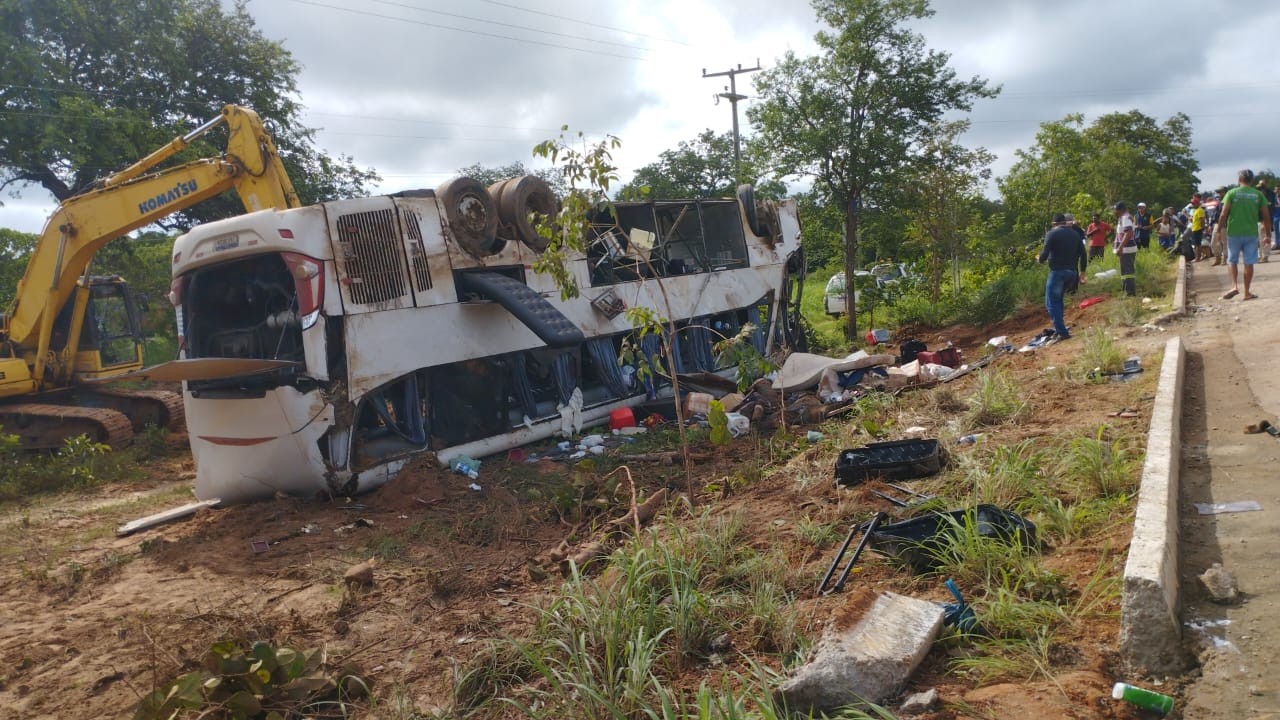 Ônibus com passageiros tomba na BR-135 no Sul do Piauí