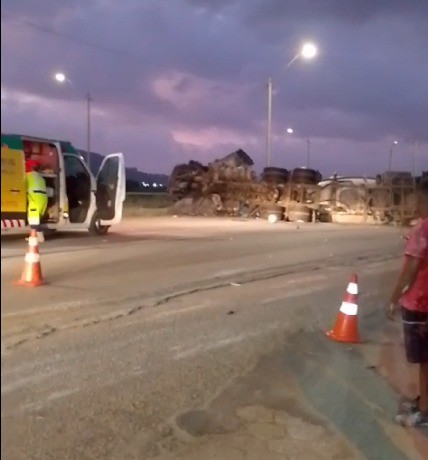 Carreta tomba, interdita BR-101 e causa fila em dia de previsão de trânsito intenso em SC