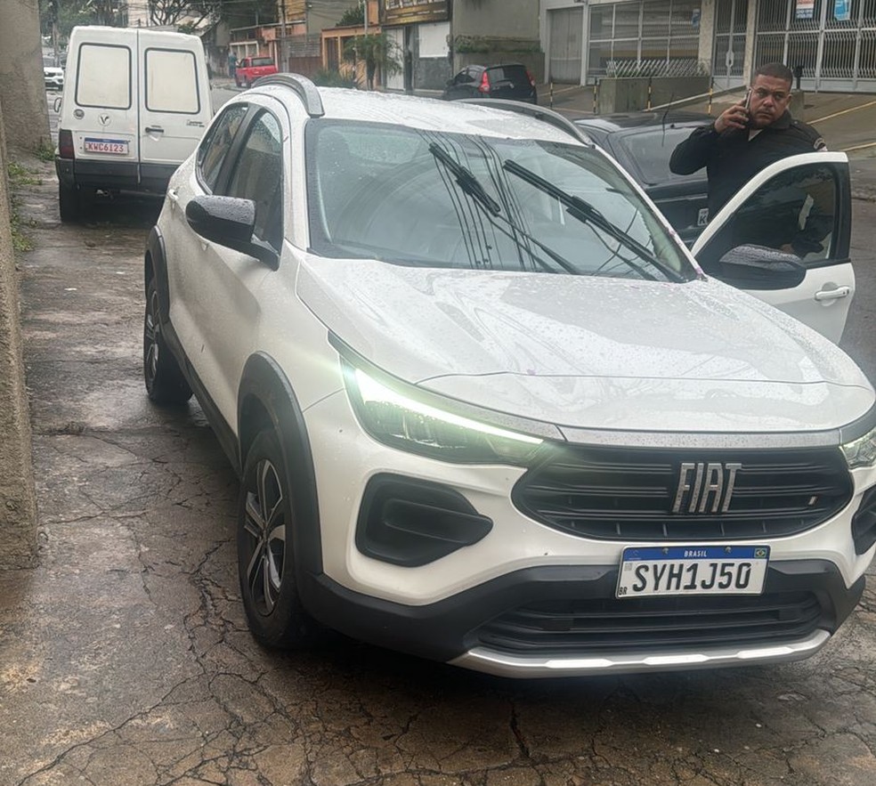 Em Madureira, bandidos renderam a policial que dirigia um carro da marca Fiat. — Foto: Arquivo pessoal