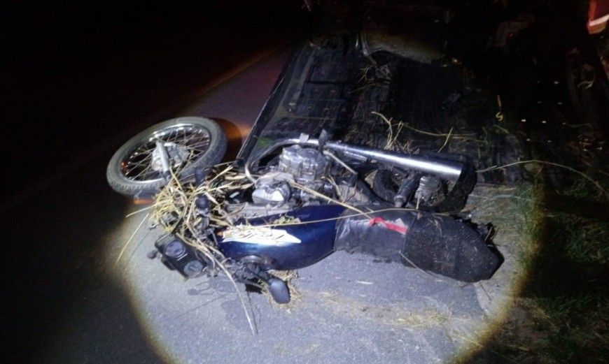 Casal é arremessado e morre após ter moto atingida por carro, em Cachoeira Paulista