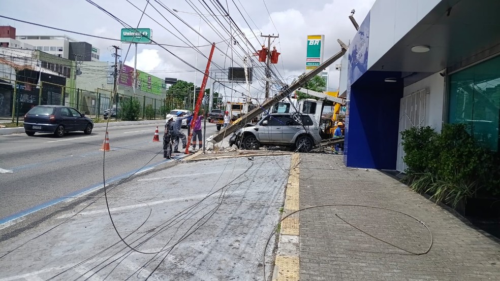 Carro derruba dois postes em acidente na avenida Salgado Filho, em Natal — Foto: Brunno Rocha/Inter TV Cabugi