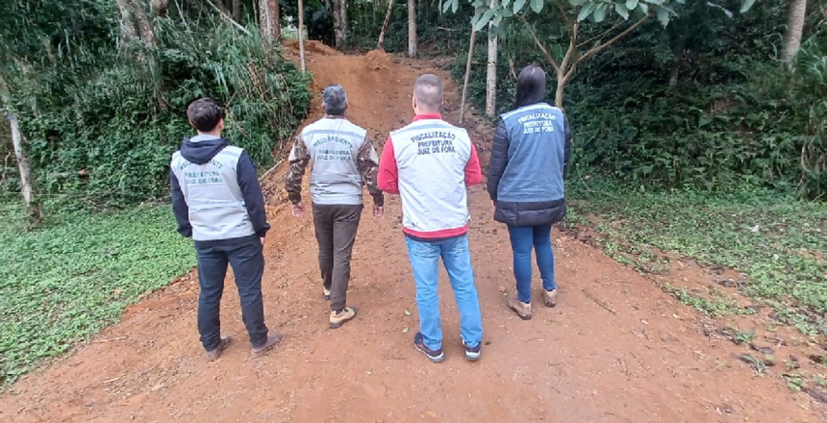 Com mangueira, morador é autuado por pegar água do Parque da Lajinha, em Juiz de Fora 