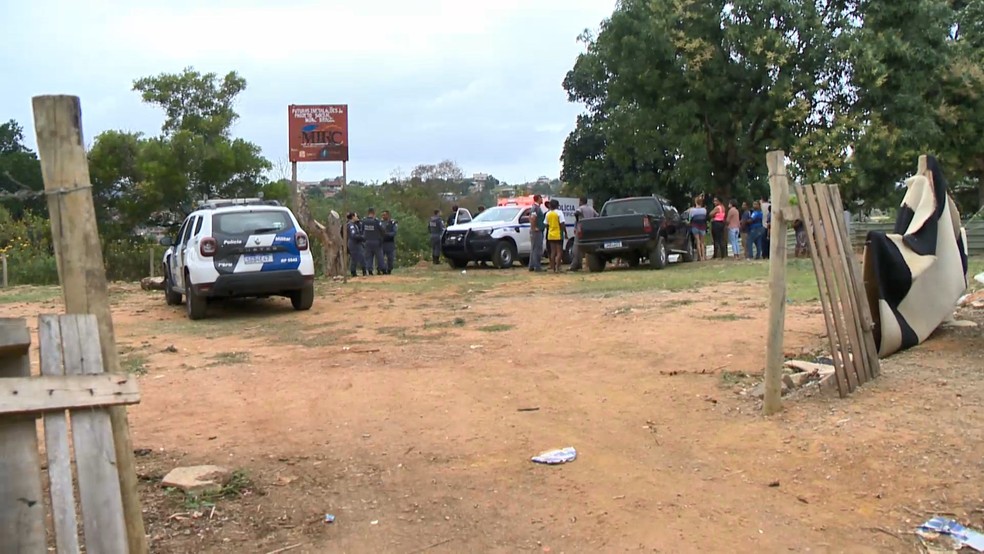 Chacina em Cariacica: pai, filho, genro e amigo são mortos a tiros em terreno de projeto social — Foto: Reprodução/TV Gazeta