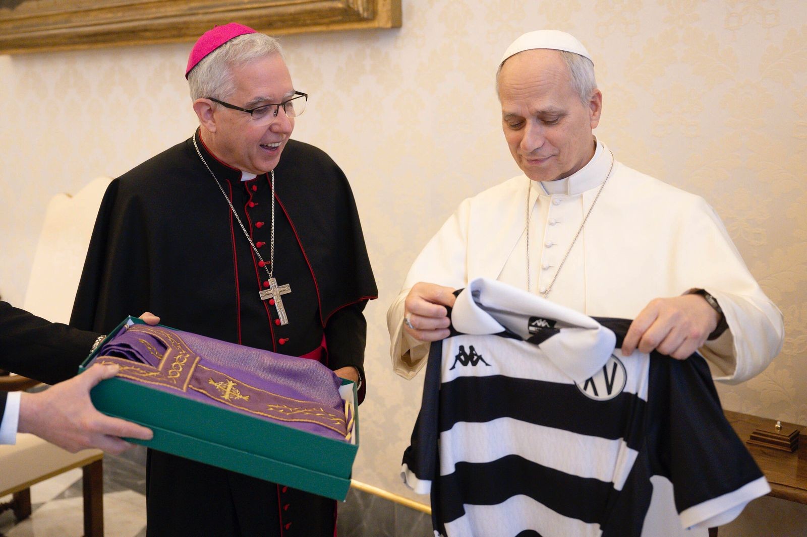 Bispo entrega camisa do XV de Piracicaba ao Papa Leão XIV em encontro no Vaticano 