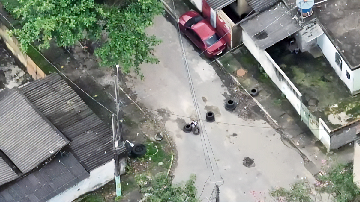 Operação mira ‘base’ do TCP em Nova Iguaçu; drone da polícia flagrou traficante abordando crianças na saída de escola