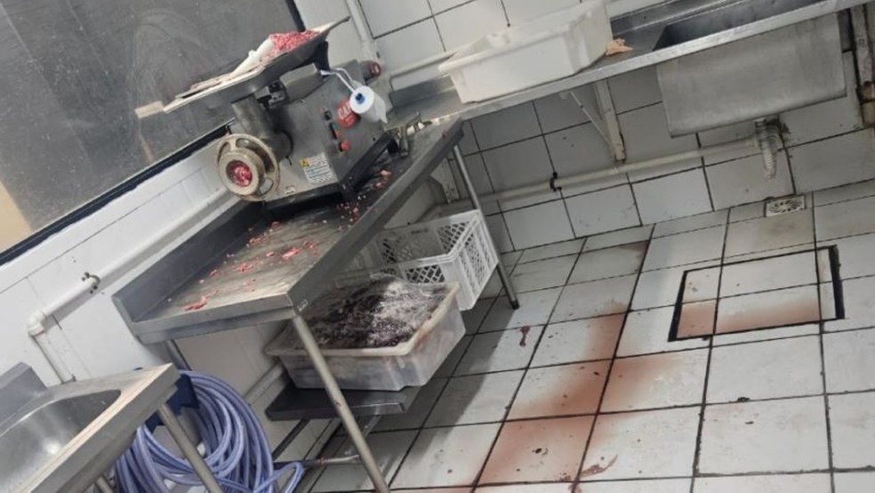 Fiscalização do Decon constatou sangue no piso na área frigorífica e acúmulo de sujeira durante fiscalização em supermercado de Fortaleza. — Foto: Decon/ Divulgação