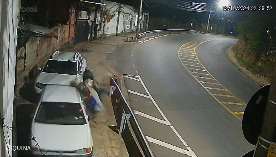 Mulheres 'voam' após moto bater em carro estacionado em Juiz de Fora; VÍDEO