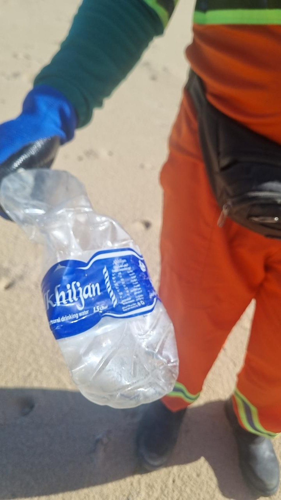 Garrafa encontrada na praia do Segredo, na Via Costeira — Foto: Divulgação/Urbana