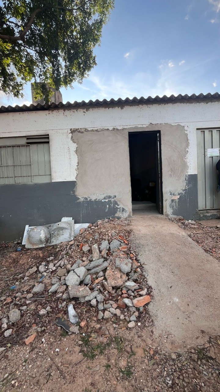 Foram constatadas diversas irregularidades nos centros, como teto com mofo, banheiros em ms condies de uso, portas quebradas e fechaduras danificadas.  Foto: Reproduo