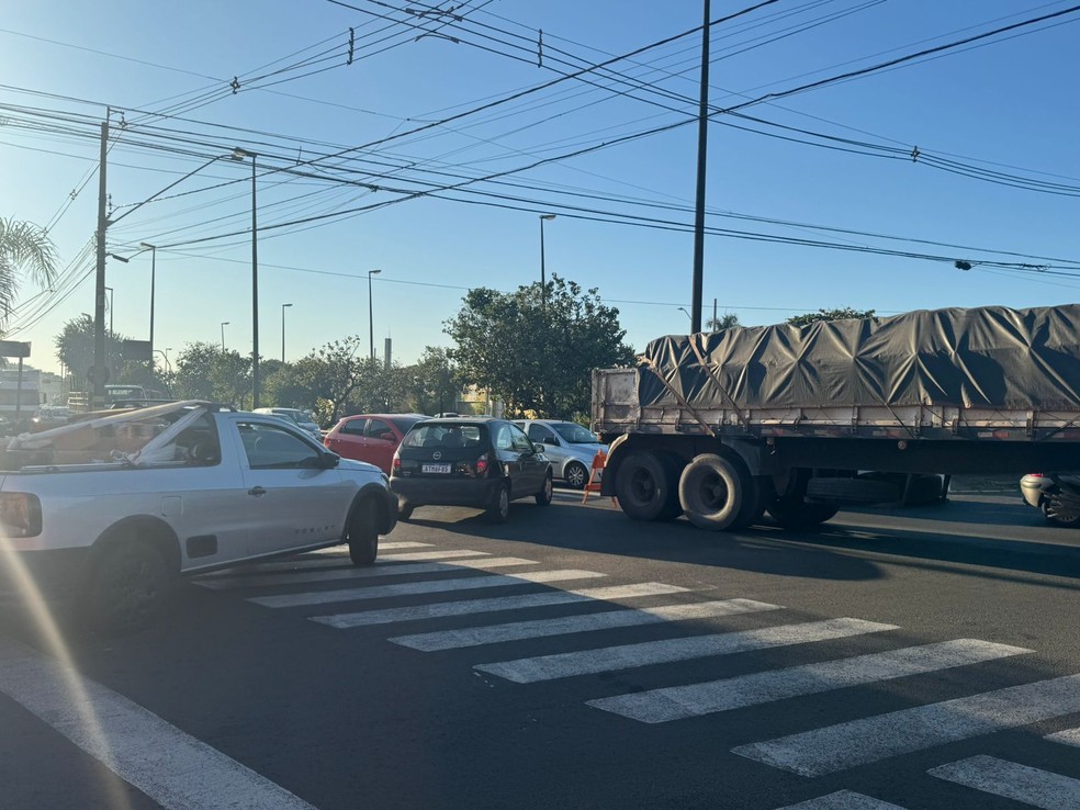3 de 3
Área ficou congestionada após caminhão bitrem apresentar problema mecânico — Foto: Adriano Baracho/TV TEM