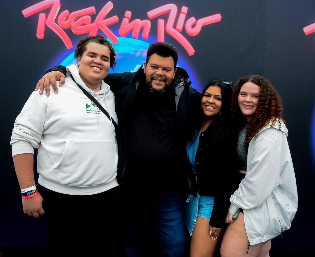 Babu Santana e a família no terceiro dia de Rock in Rio 2022 — Foto: Webert Belicio/Agnews 