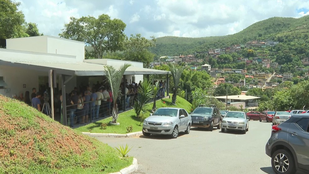 O funeral ocorreu em Raposos, cidade natal da fam�lia da menina, tamb�m na Grande BH � Foto: Reprodu��o/TV Globo