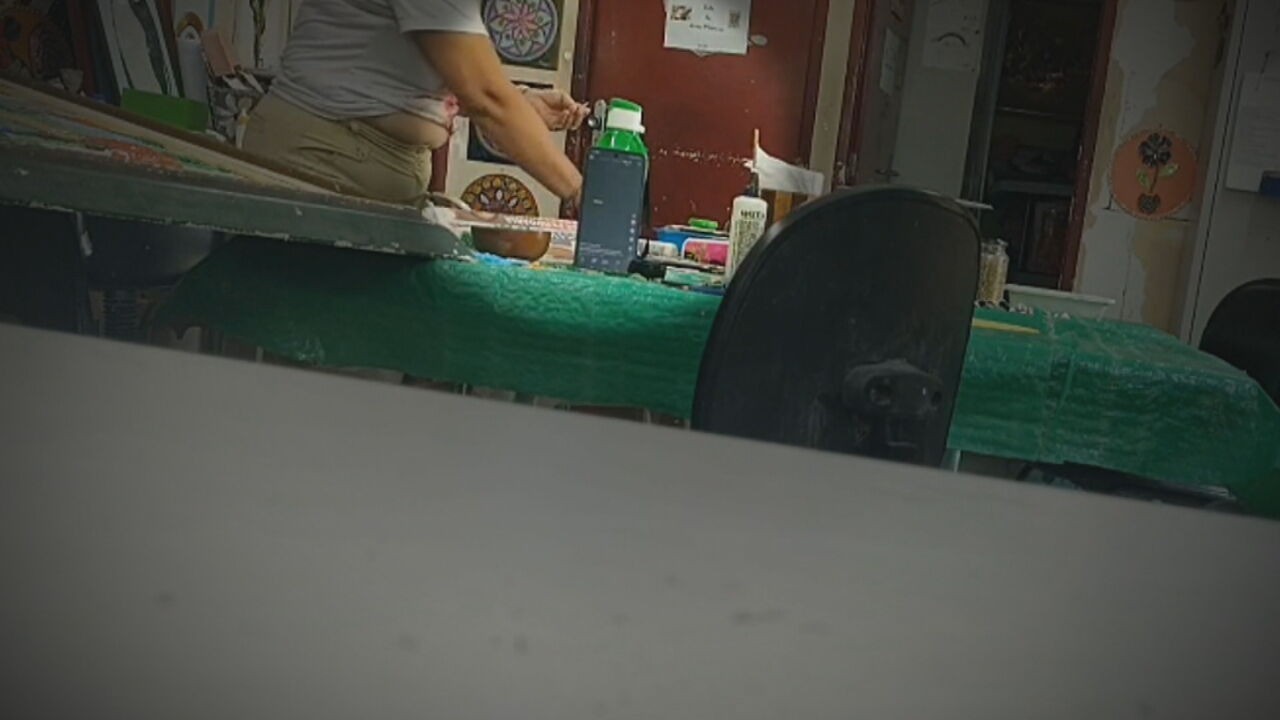 Professora intoxicada por mercúrio grava aluna colocando metal em garrafa de água; polícia investiga tentativa de homicídio 