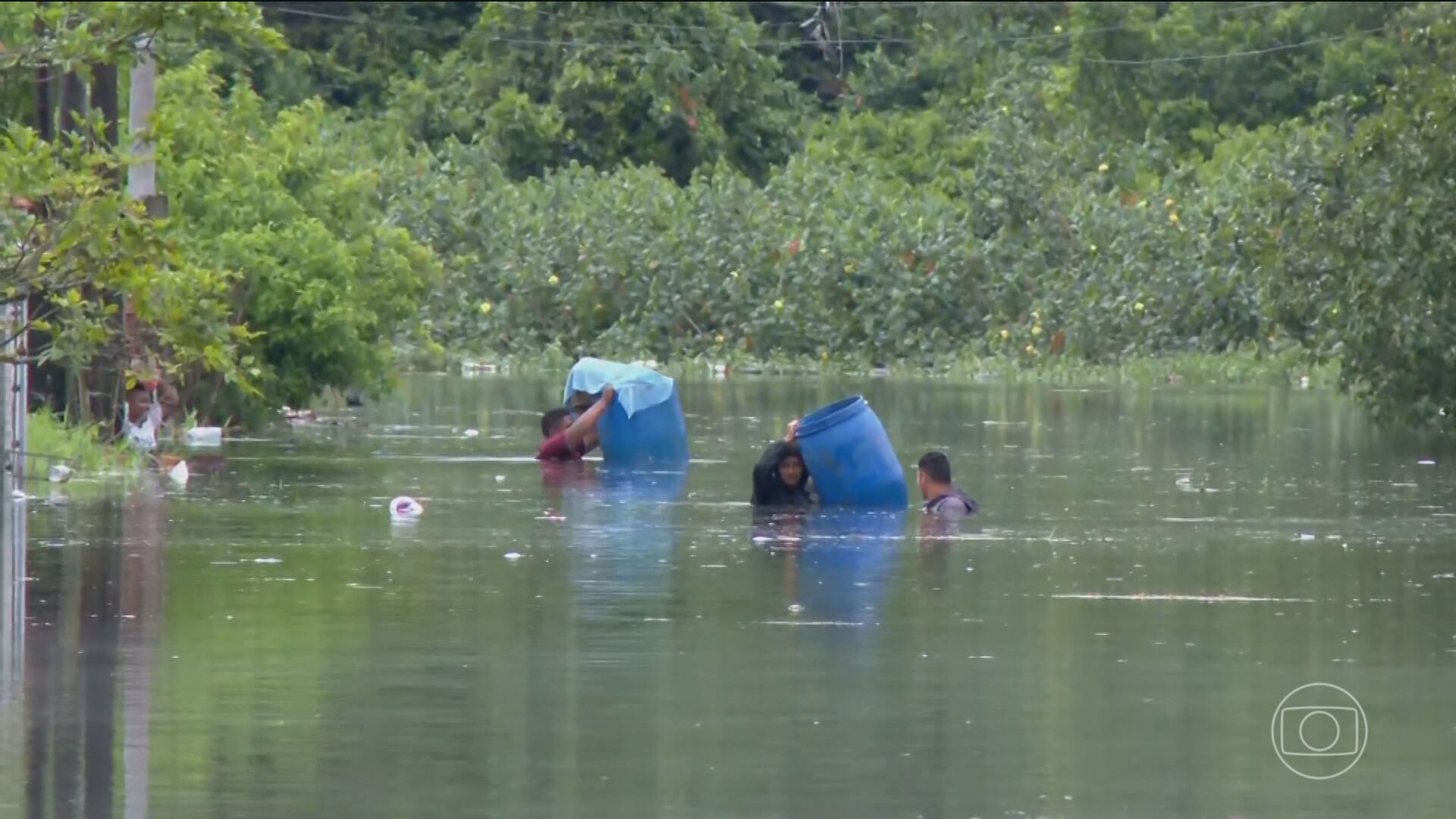 Chuva deixa 300 pessoas desabrigadas no litoral sul de SP