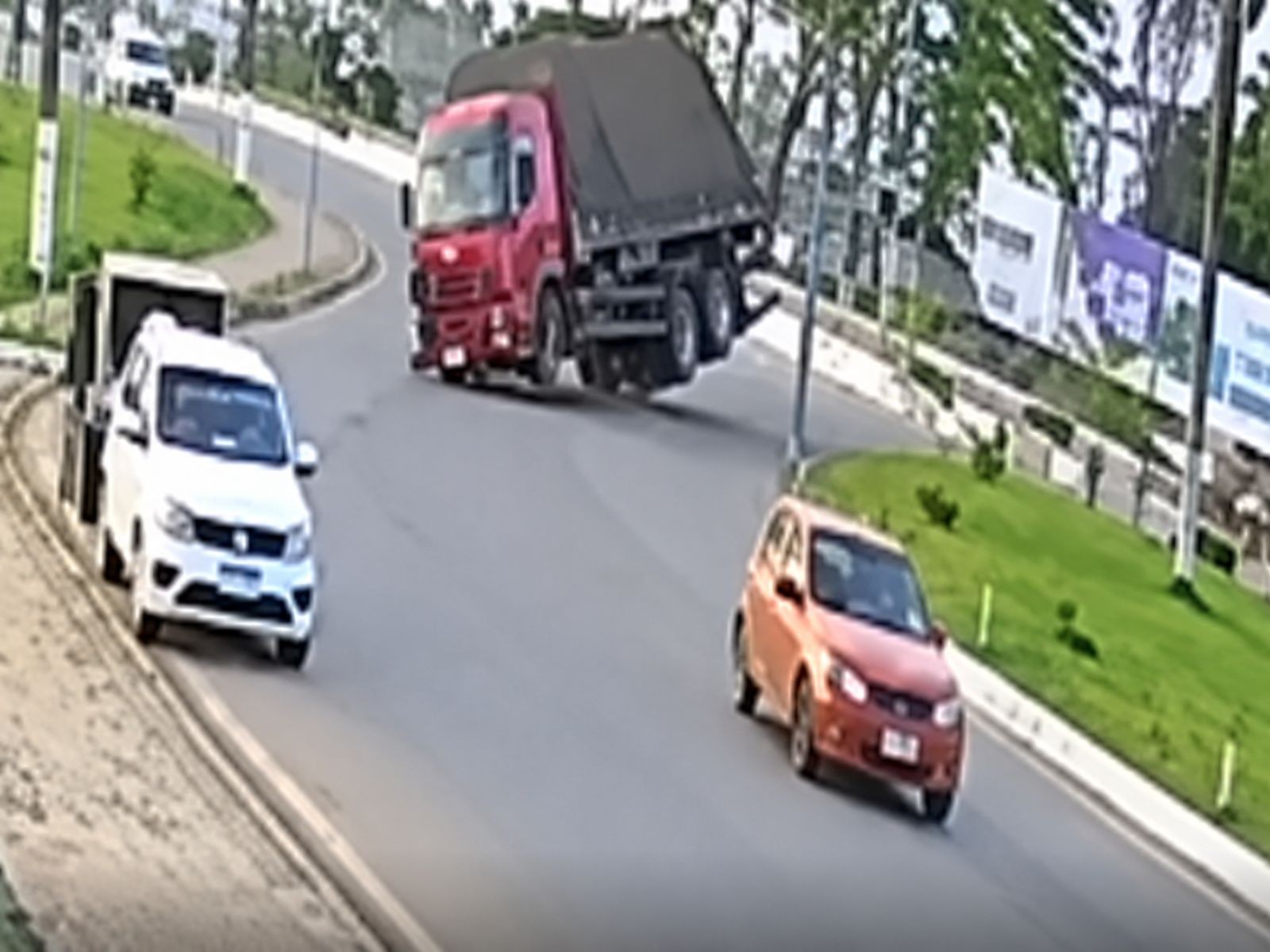 VÍDEO: Motorista bêbado é preso após tombar caminhão ao fazer curva no Acre