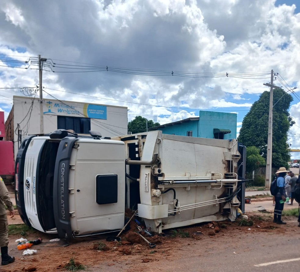 Caminhão teria tentado desviar de carro parado em via, segundo secretário — Foto: João Batista/arquivo pessoal