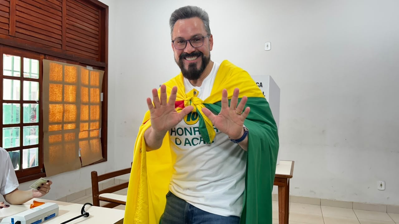 Alan Rick (Republicanos) vota em Rio Branco 